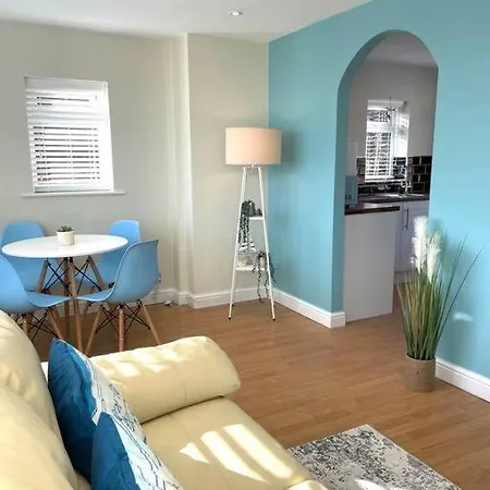 Apartment The Breakwaters, One Min From Harbour & Beach