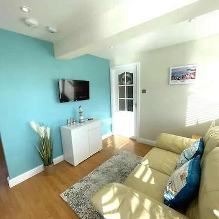 The Breakwaters, One Min From Harbour & Beach Apartment