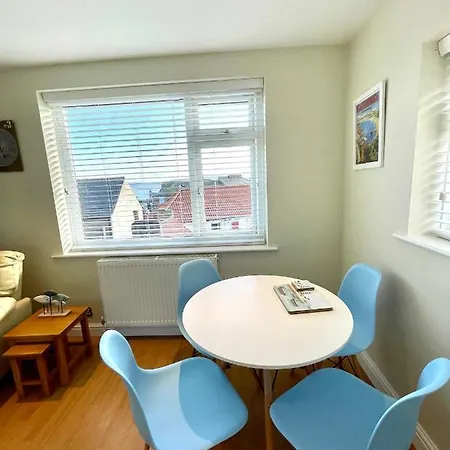 Apartment The Breakwaters, One Min From Harbour & Beach