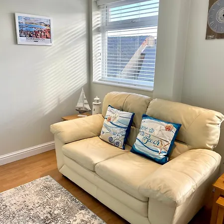 Apartment The Breakwaters, One Min From Harbour & Beach